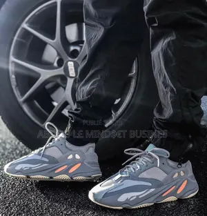 Yeezy Boost 700 V3 Bleu Disponible