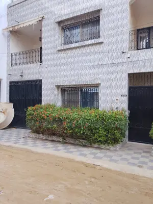 6chbre Maison dans Villa R+1, Grand Yoff à Vendre