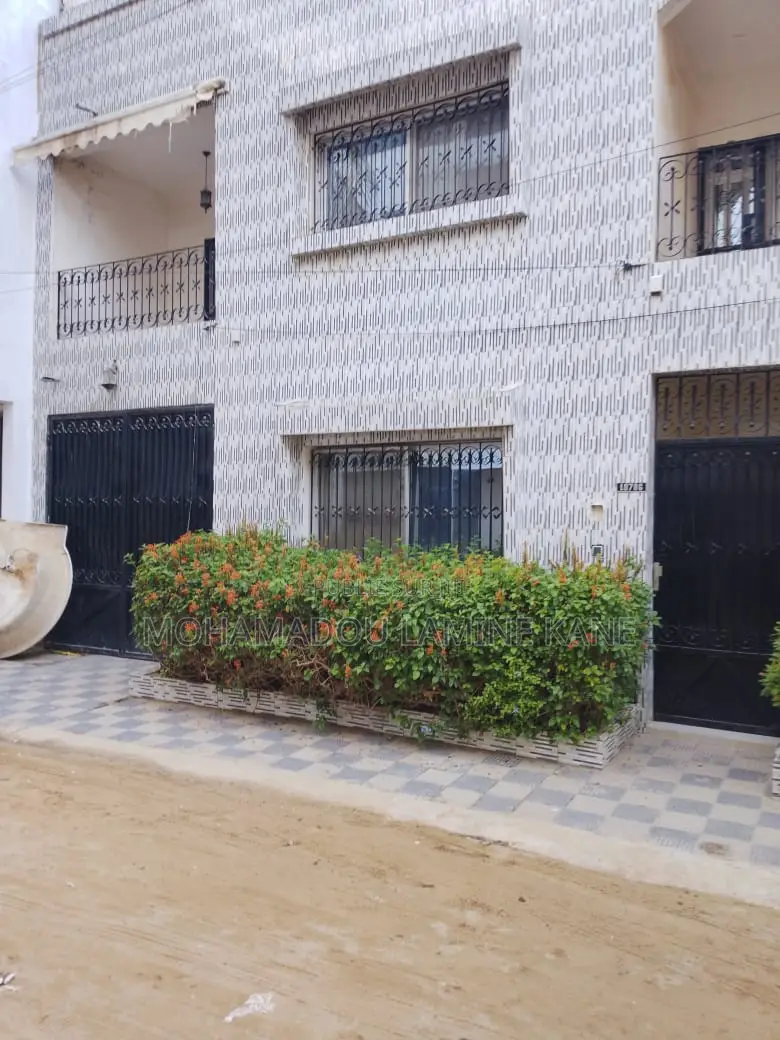 6chbre Maison dans Villa R+1, Grand Yoff à Vendre