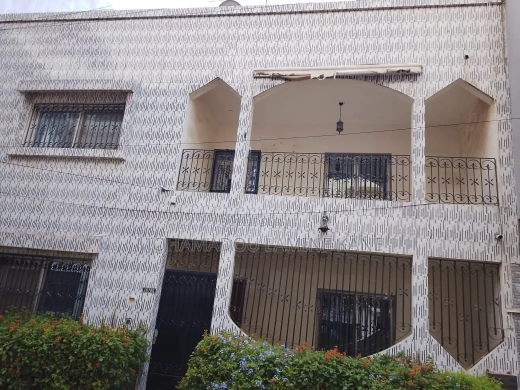 6chbre Maison dans Villa R+1, Grand Yoff à Vendre