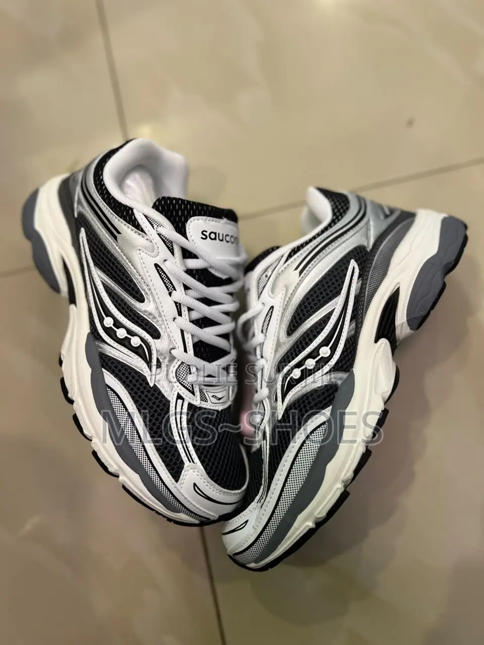 SAUCONY Omni 9