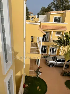 4chbre Villa dans Ngaparou, Thiès Sud à Vendre