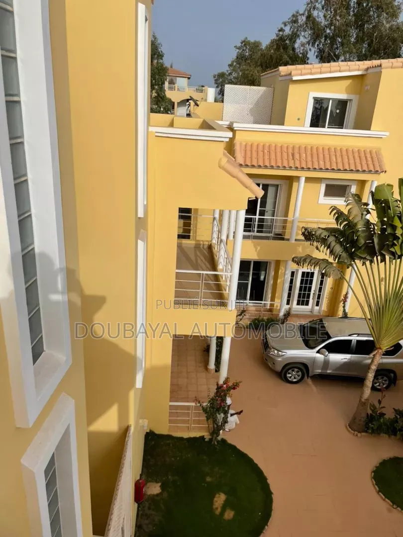 4chbre Villa dans Ngaparou, Thiès Sud à Vendre
