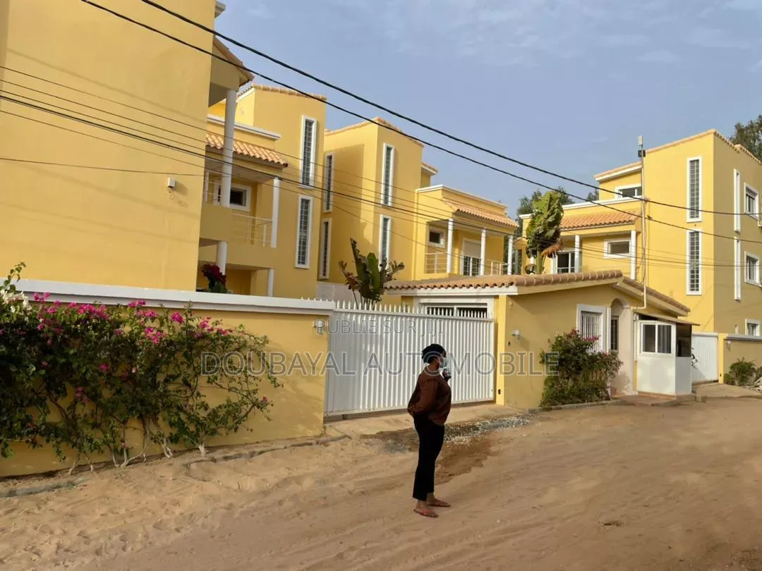 4chbre Villa dans Ngaparou, Thiès Sud à Vendre