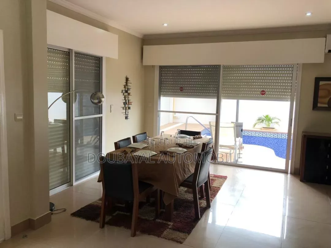 4chbre Villa dans Ngaparou, Thiès Sud à Vendre