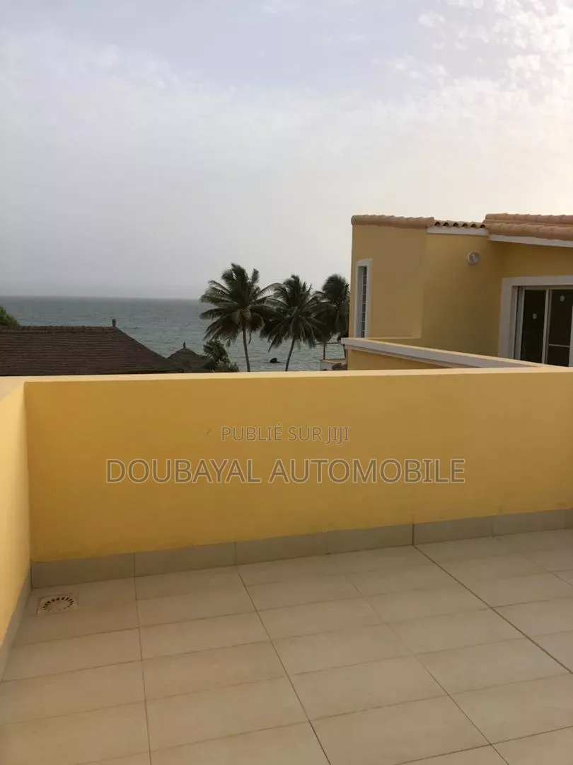 4chbre Villa dans Ngaparou, Thiès Sud à Vendre