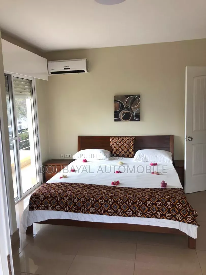 4chbre Villa dans Ngaparou, Thiès Sud à Vendre