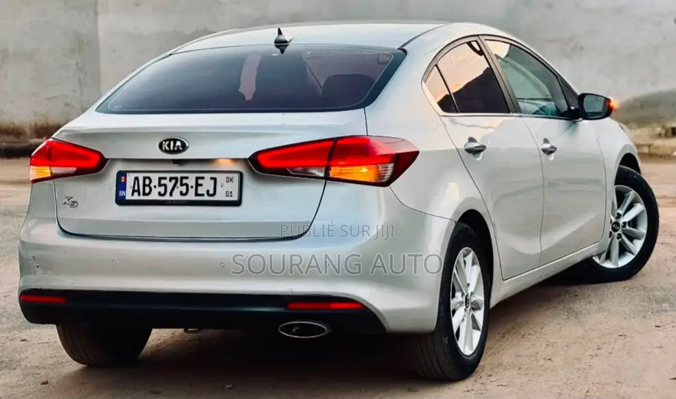 Kia K3 Base 2018 Gris