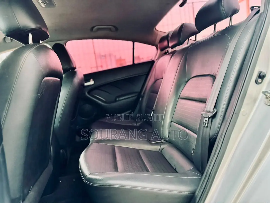 Kia K3 Base 2018 Gris