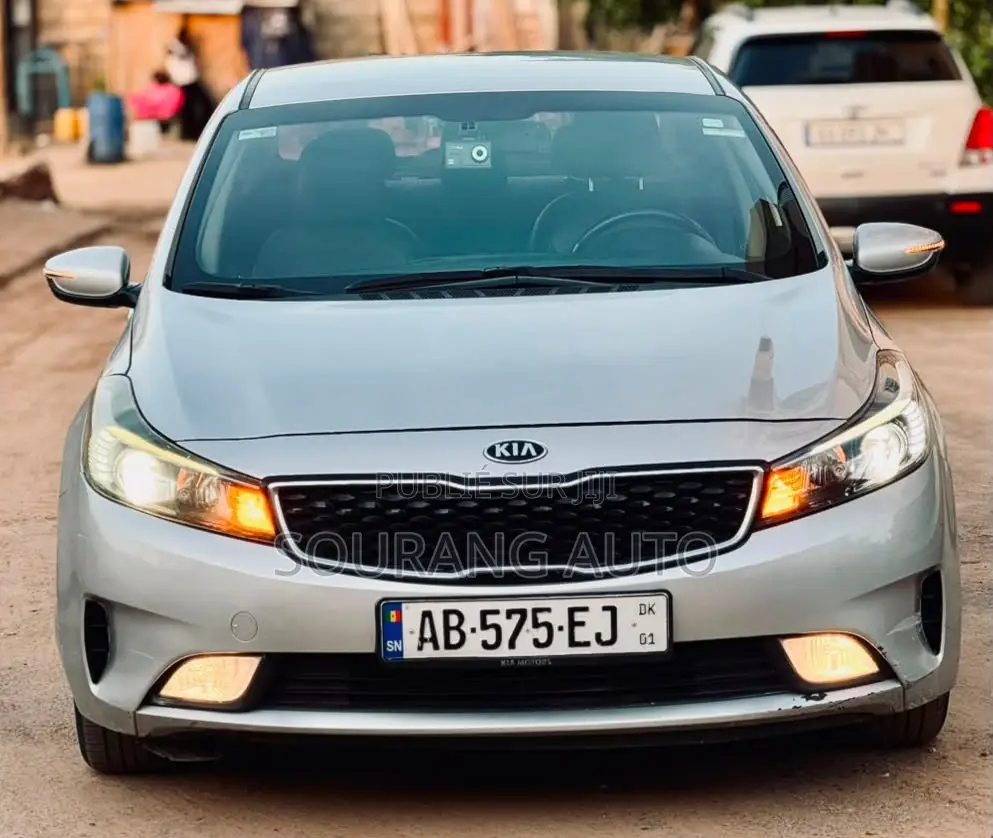 Kia K3 Base 2018 Gris