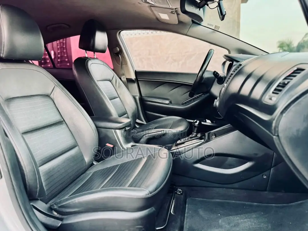 Kia K3 Base 2018 Gris