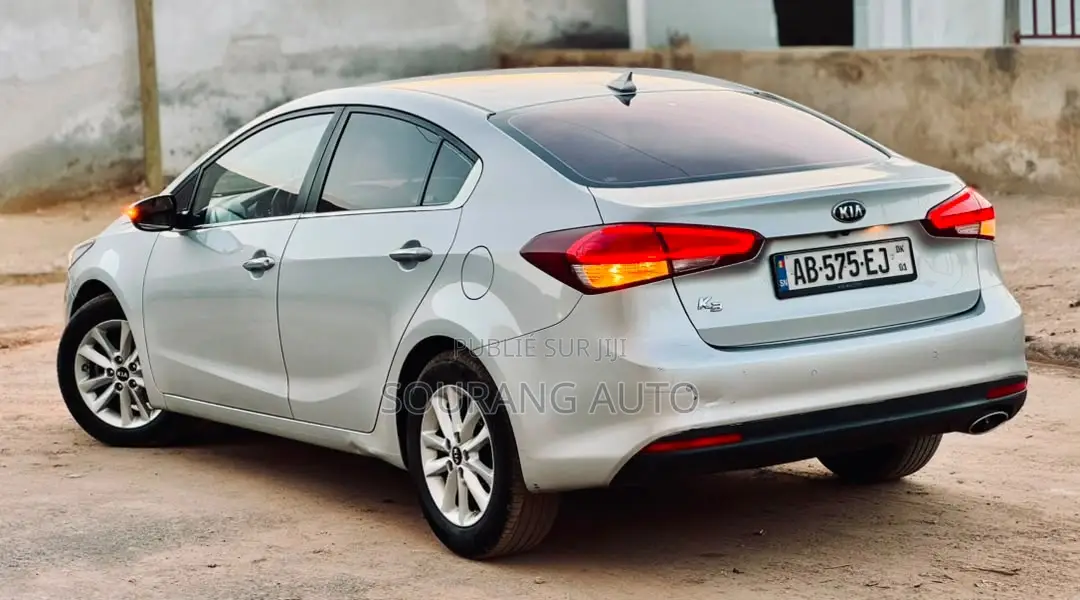 Kia K3 Base 2018 Gris