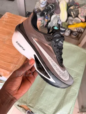 Running Nike Zoom Fly 6