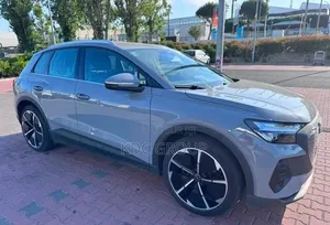 Audi Q4 e-tron 2022 Gris
