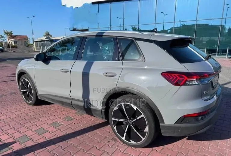 Audi Q4 e-tron 2022 Gris