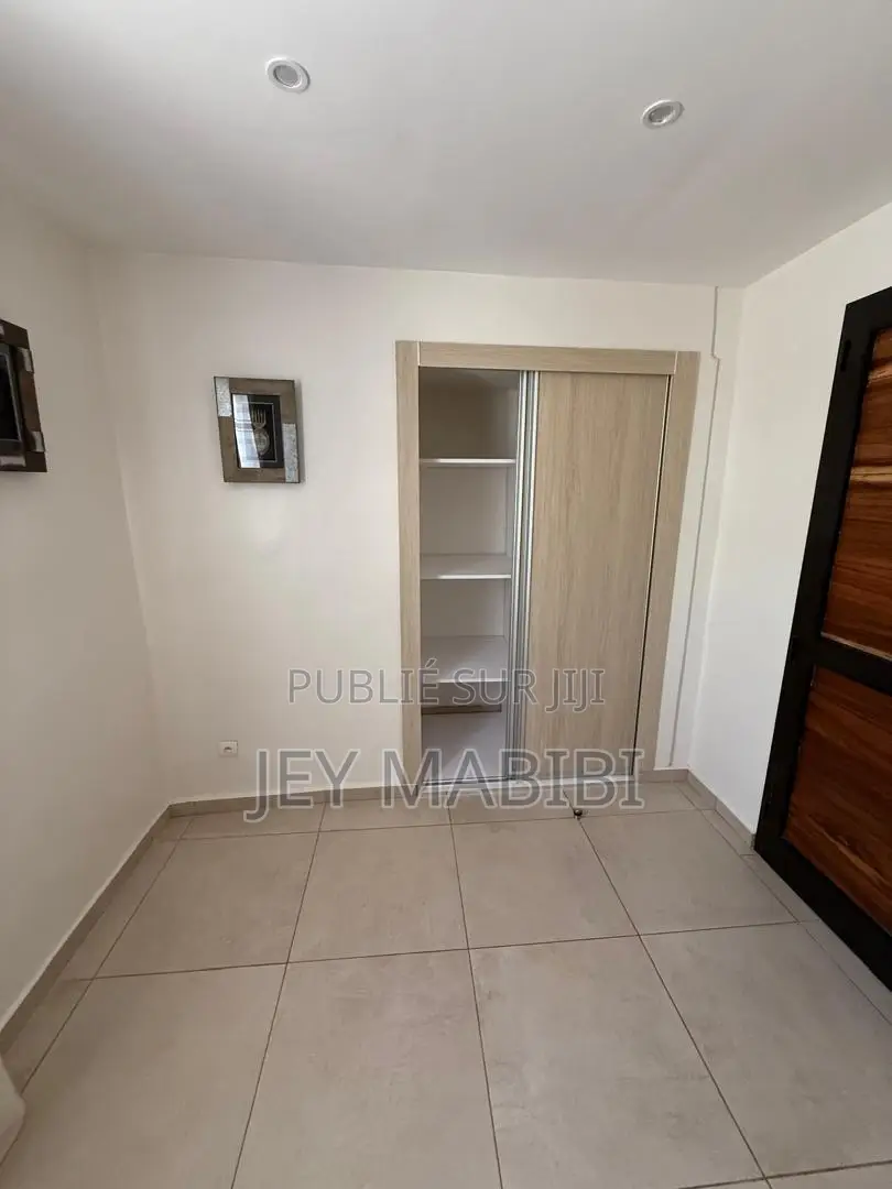 Meublé 3chbre Villa dans Thiès Sud à Louer
