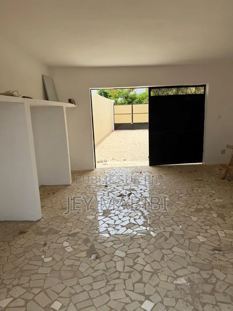 Meublé 3chbre Villa dans Thiès Sud à Louer