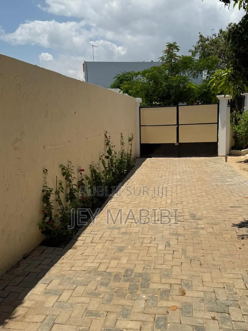Meublé 3chbre Villa dans Thiès Sud à Louer