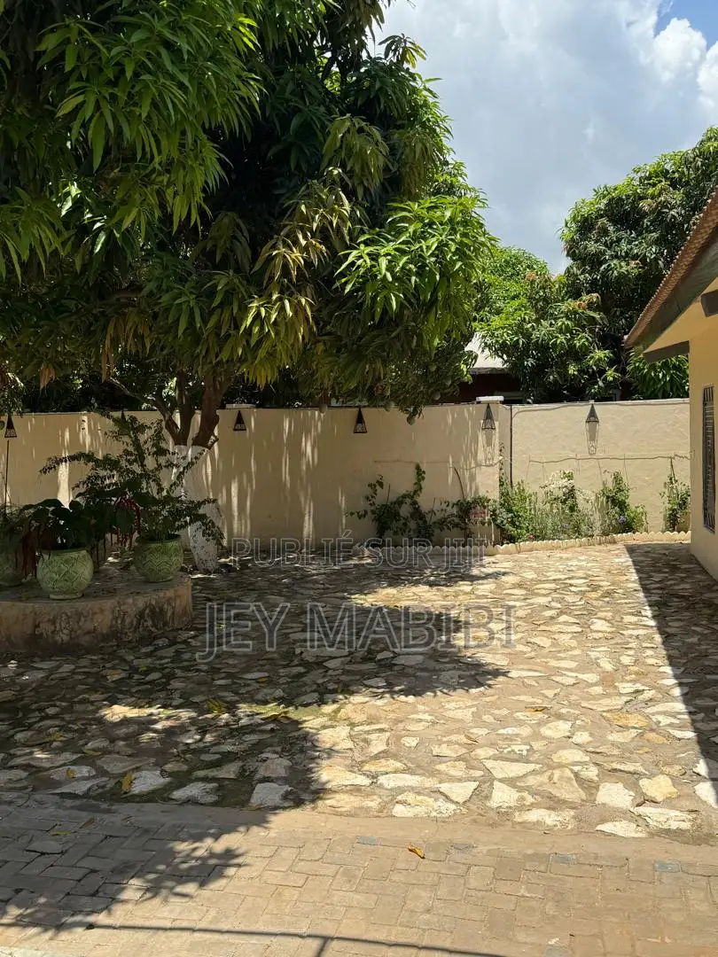 Meublé 3chbre Villa dans Thiès Sud à Louer