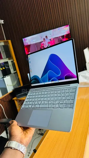Nouveau Microsoft Surface Laptop Go 8GB AMD Ryzen 5 SSD 512GB
