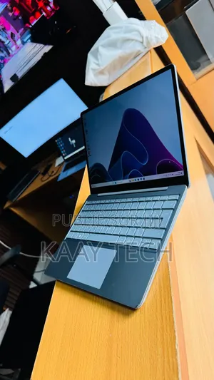 Nouveau Microsoft Surface Laptop Go 8GB AMD Ryzen 5 SSD 512GB
