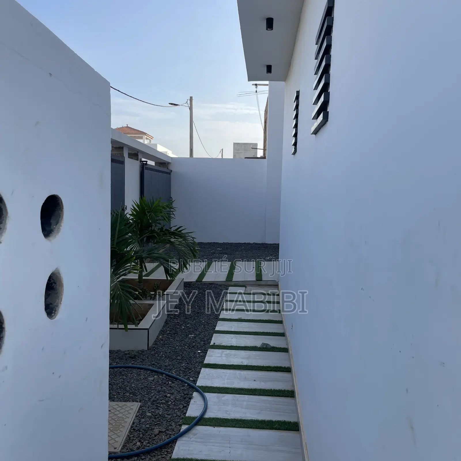 Meublé 4chbre Villa dans Thiès Sud à Vendre