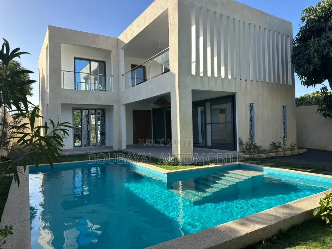 4chbre Villa dans Nguaparou, Thiès Sud à Vendre