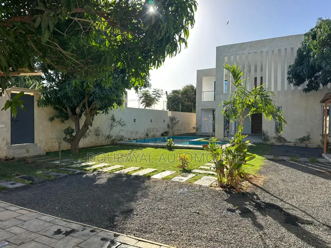 4chbre Villa dans Nguaparou, Thiès Sud à Vendre