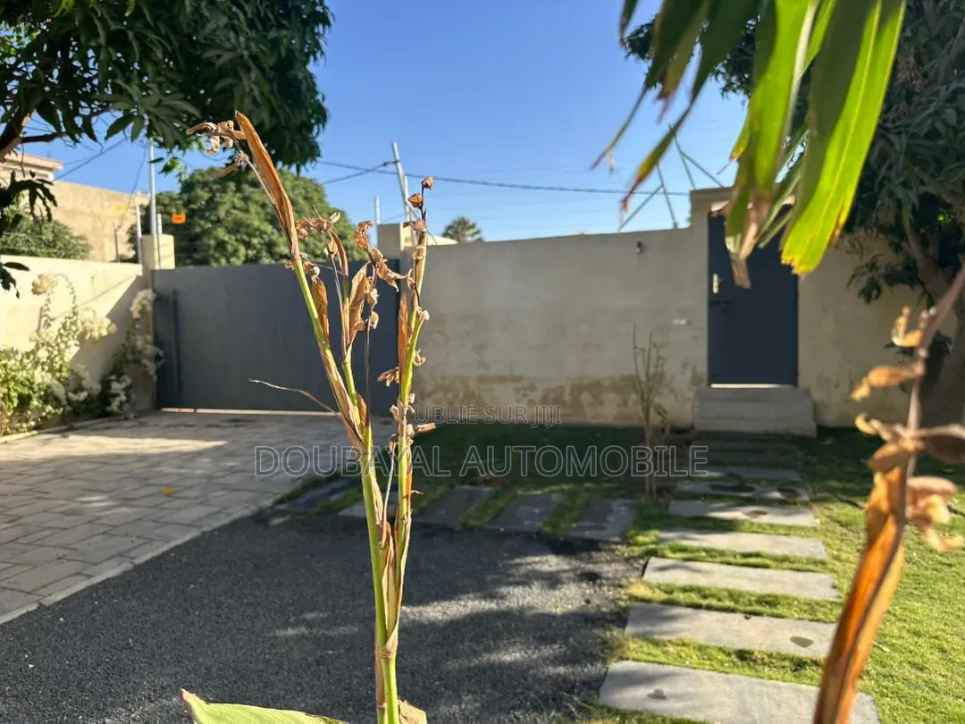 4chbre Villa dans Nguaparou, Thiès Sud à Vendre