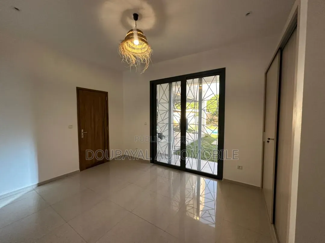 4chbre Villa dans Nguaparou, Thiès Sud à Vendre