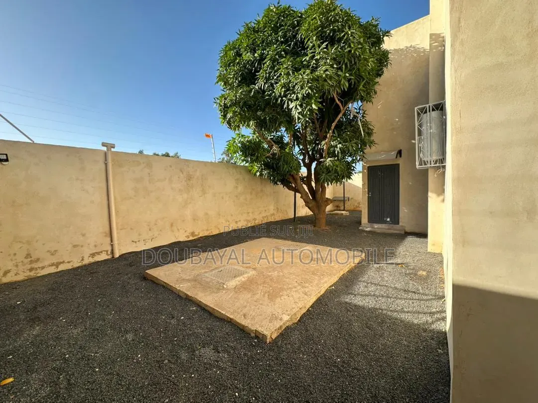 4chbre Villa dans Nguaparou, Thiès Sud à Vendre