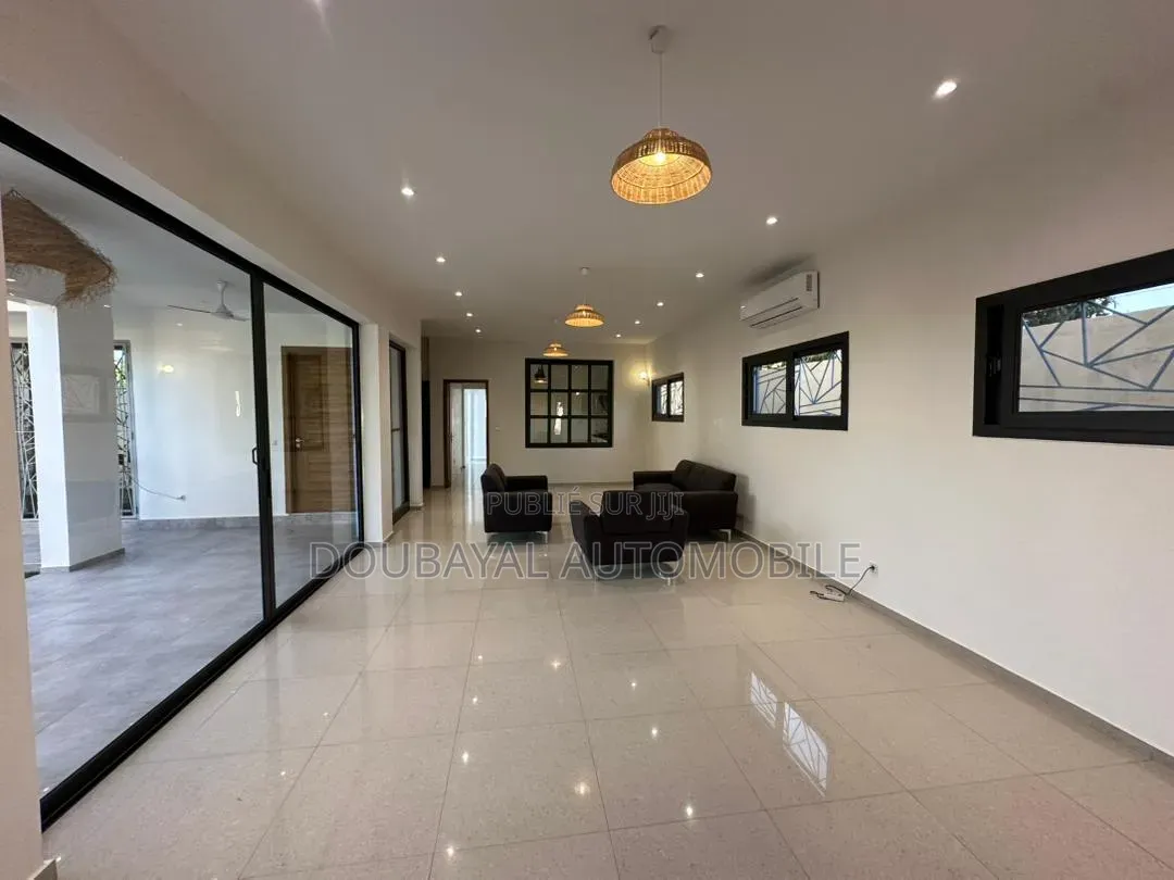 4chbre Villa dans Nguaparou, Thiès Sud à Vendre