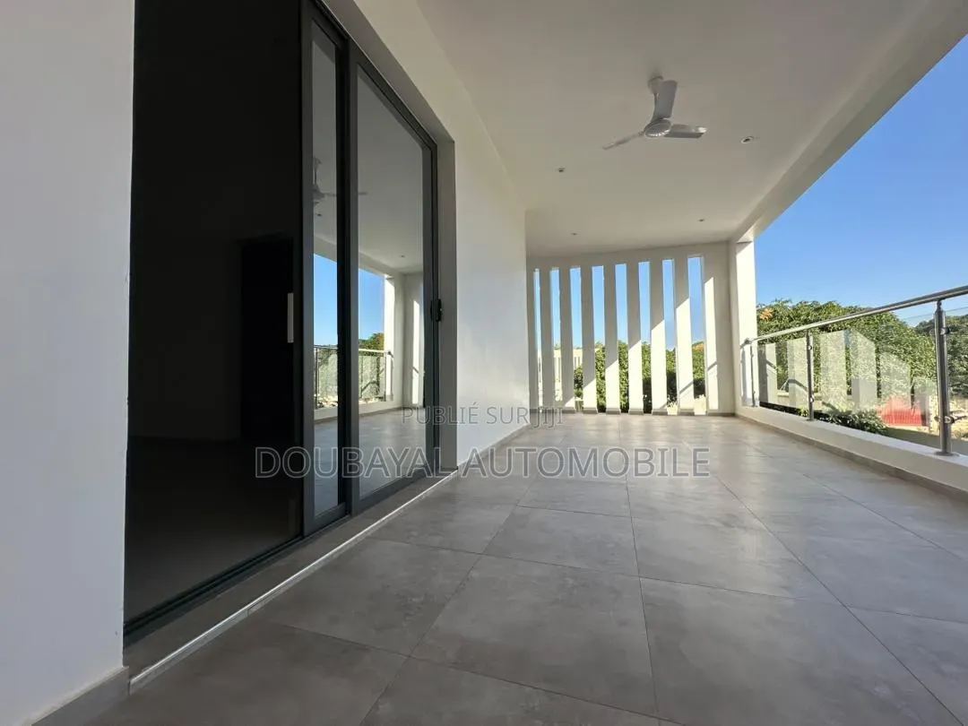 4chbre Villa dans Nguaparou, Thiès Sud à Vendre