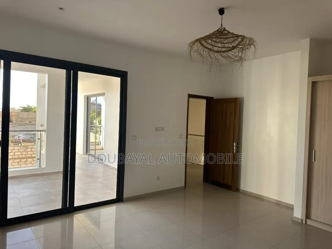 4chbre Villa dans Nguaparou, Thiès Sud à Vendre
