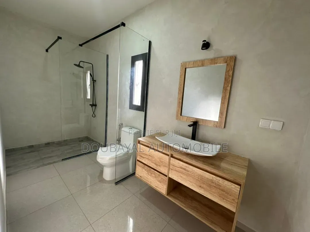 4chbre Villa dans Nguaparou, Thiès Sud à Vendre
