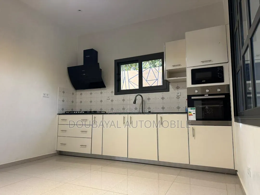 4chbre Villa dans Nguaparou, Thiès Sud à Vendre