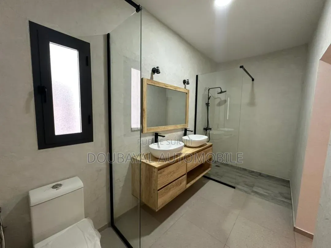 4chbre Villa dans Nguaparou, Thiès Sud à Vendre
