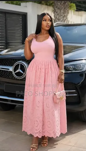 Robe Longue Chic en Broderie Anglaise