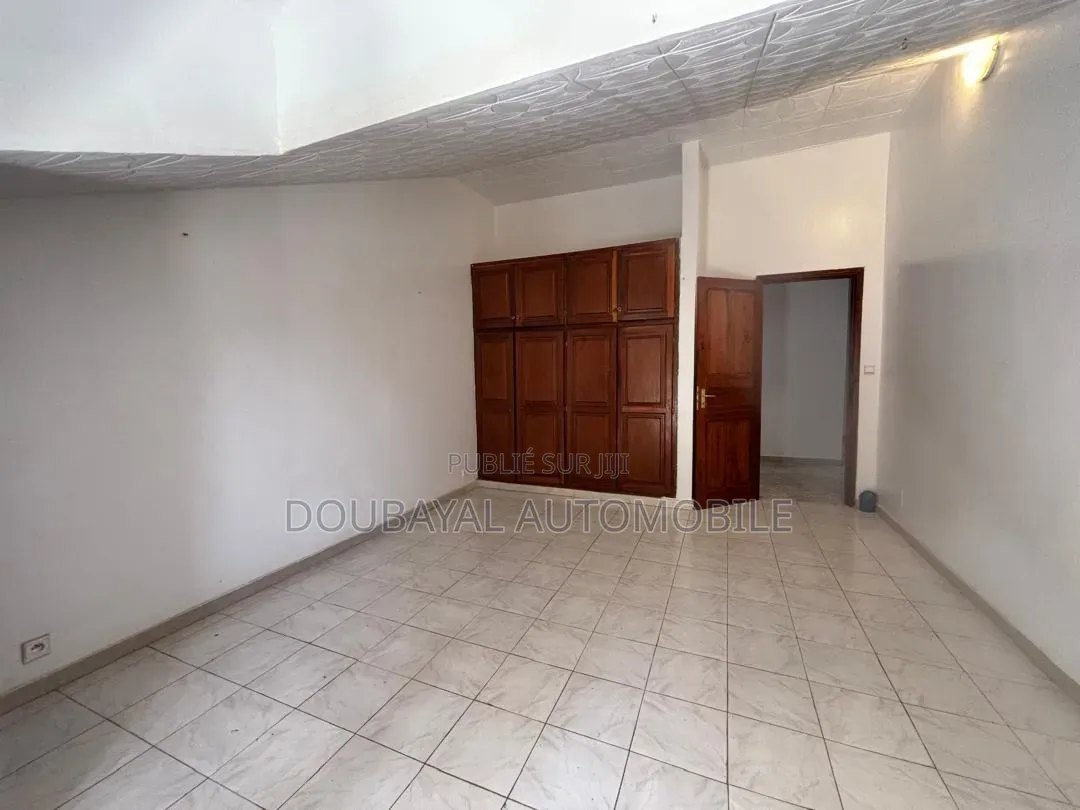 5chbre Villa dans Almadis, Almadies à Louer