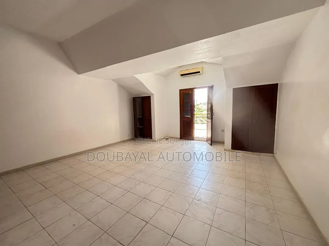 5chbre Villa dans Almadis, Almadies à Louer