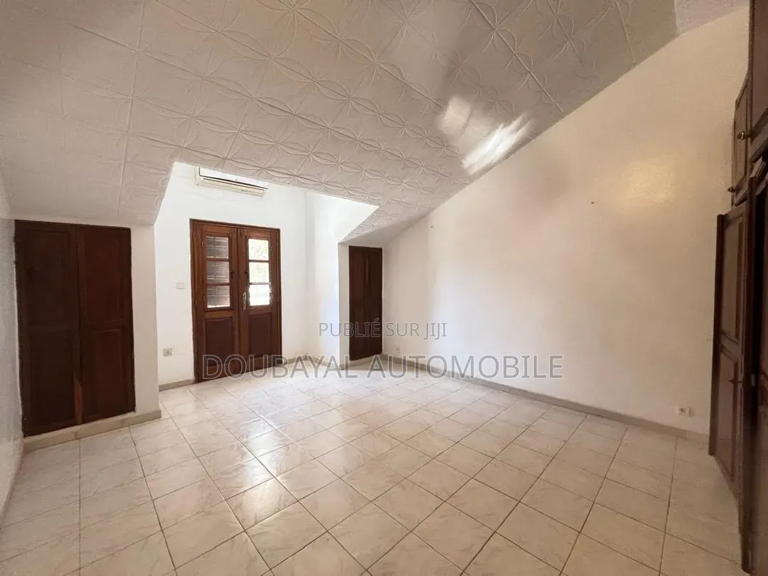 5chbre Villa dans Almadis, Almadies à Louer