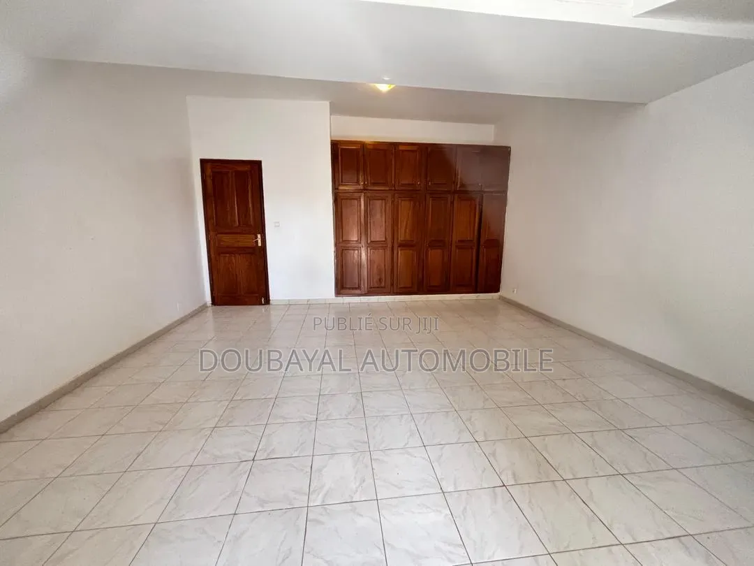 5chbre Villa dans Almadis, Almadies à Louer