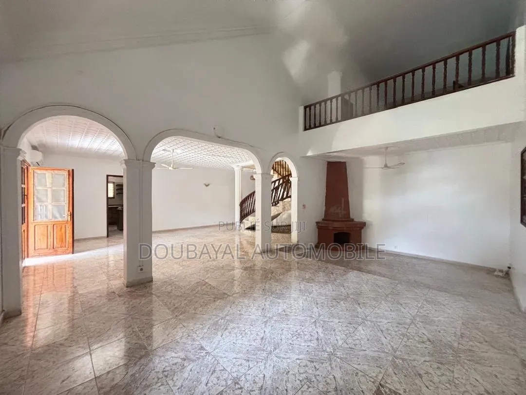 5chbre Villa dans Almadis, Almadies à Louer