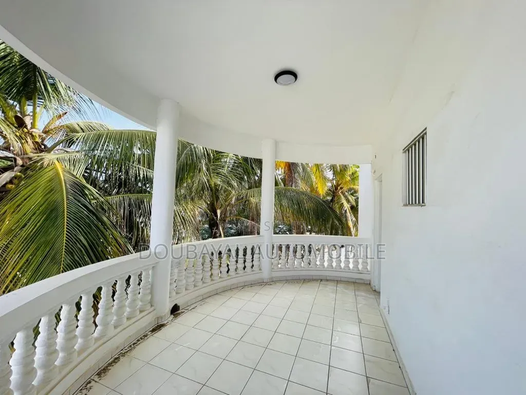 3chbre Villa dans Almadis, Almadies à Louer