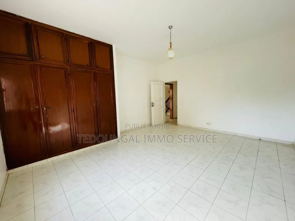 6chbre Maison de ville / Terrasse dans Villa, Almadies à Louer