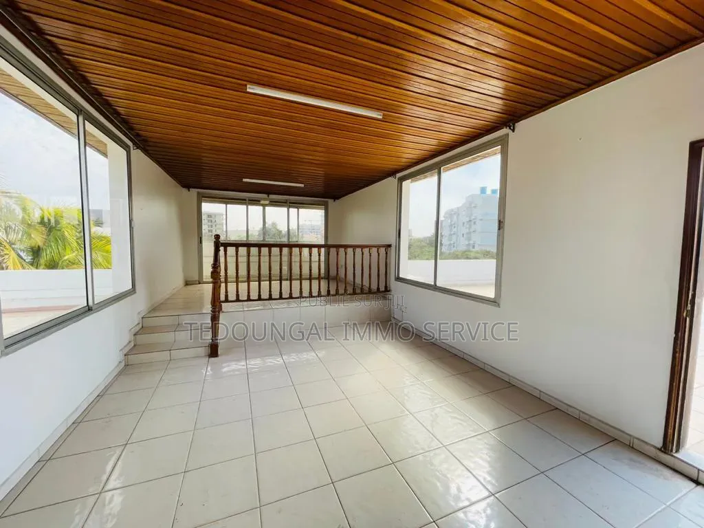 6chbre Maison de ville / Terrasse dans Villa, Almadies à Louer