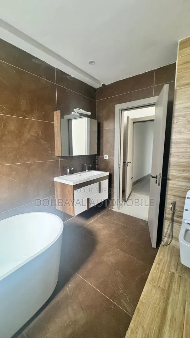 3chbre Appartement dans Oukam Aparament À, Almadies à Louer