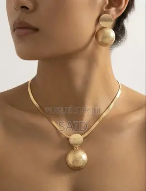 Parure Femme Élégante – Collier & Boucles D’oreilles Dorés