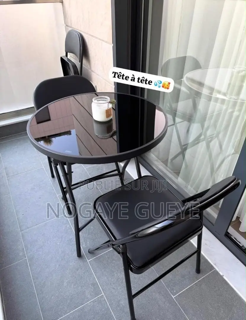 Table À Manger Avec Deux Chaises