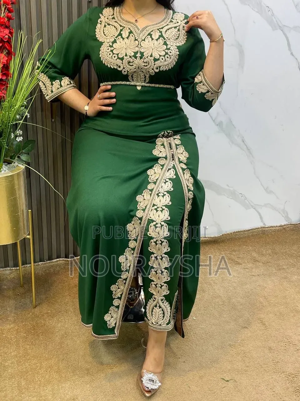 Ensemble Grande Dame Marocaine Tissu Lain Avec De La Broderie HC